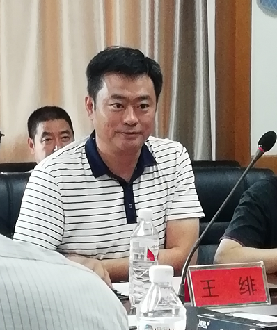 副校长王绯介绍专家和参会人员